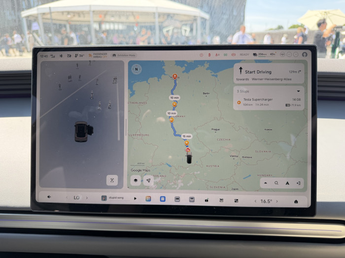 Über das Display in der Mitte des Armaturenbretts werden alle Einstellungen vorgenommen. (Bild: Dirk Kunde/Golem)